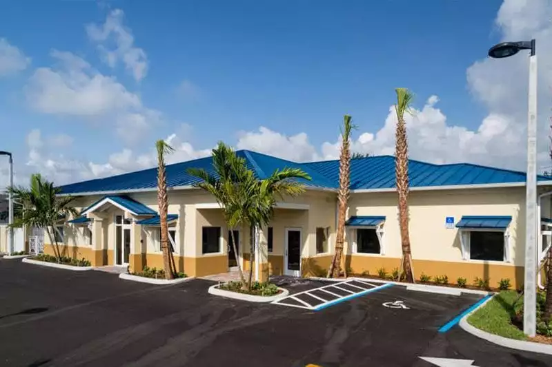 Exterior of Colonial Gateway Veterinary Center in Boynton Beach, FL